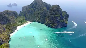 Phi Phi Islands Guided Tour from Phuket with Lunch